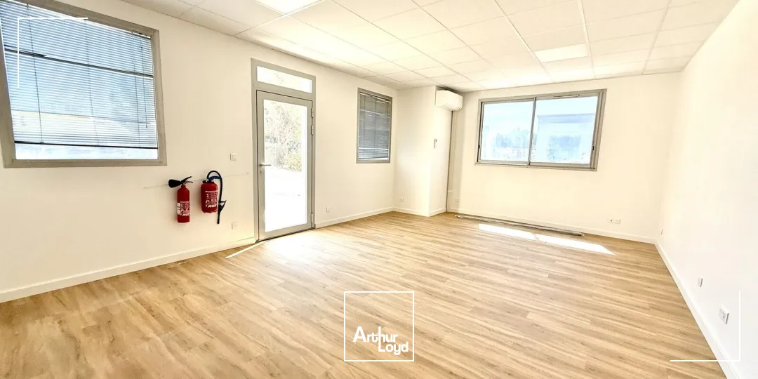 Immeuble de bureaux indépendant et rénové à louer sur le pôle d'activité d'Aix en Provence.