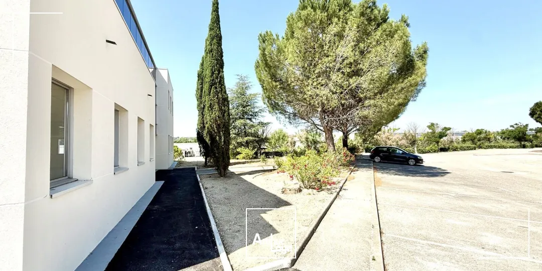 Immeuble de bureaux indépendant et rénové à louer sur le pôle d'activité d'Aix en Provence.