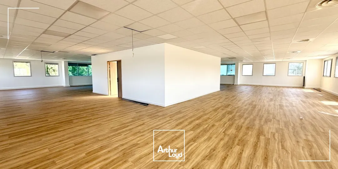 Immeuble de bureaux indépendant et rénové à louer sur le pôle d'activité d'Aix en Provence.