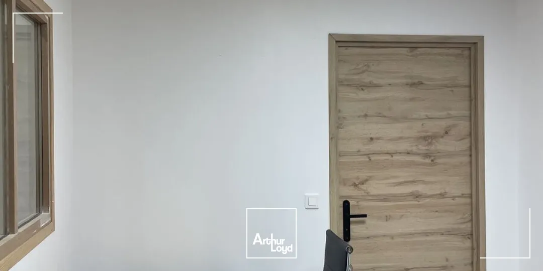 BUREAUX MODERNES ET RÉNOVÉS À METEREN - VISIBILITÉ OPTIMALE