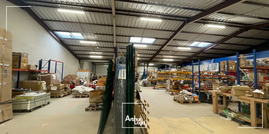 A Louer - Local d'activité d'environ 710 m2 