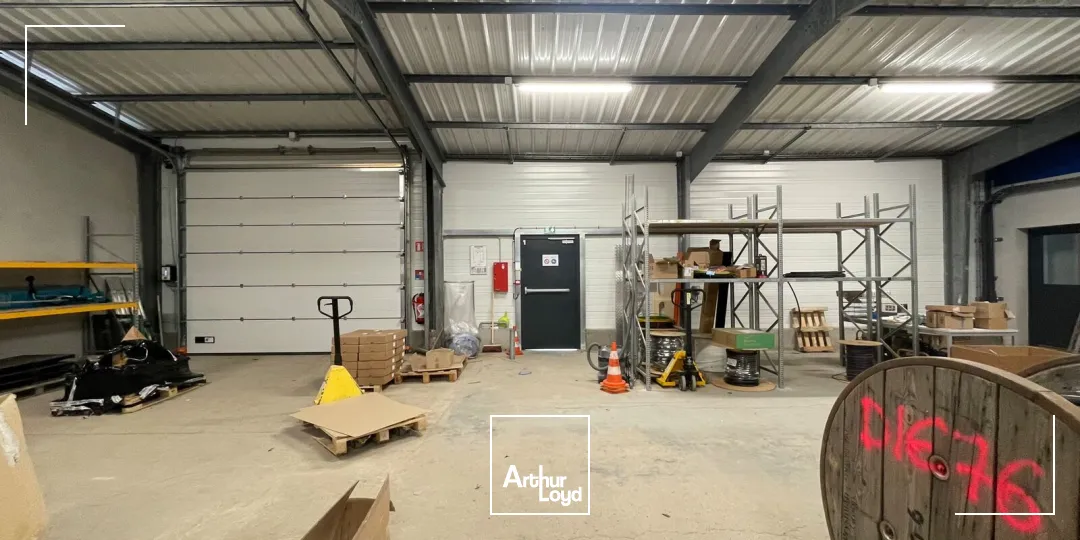 A Louer - Local d'activité d'environ 710 m2 