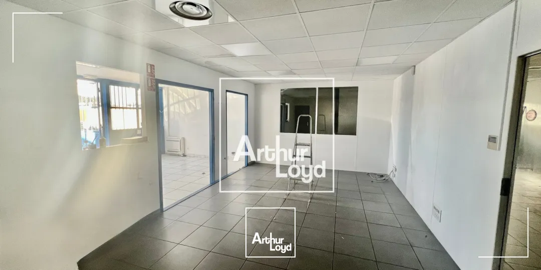 Local d'activité avec showroom climatisé et bureaux - Environnement professionnel et accès poids-lourds