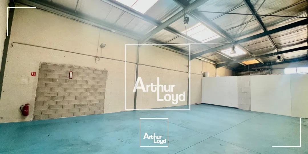 Local d'activité avec showroom climatisé et bureaux - Environnement professionnel et accès poids-lourds