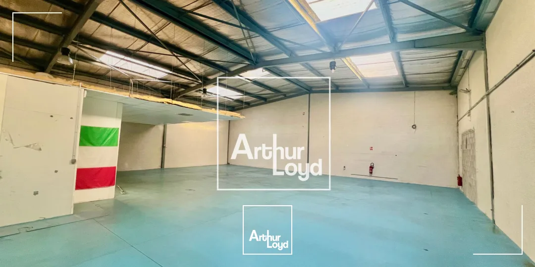 Local d'activité avec showroom climatisé et bureaux - Environnement professionnel et accès poids-lourds