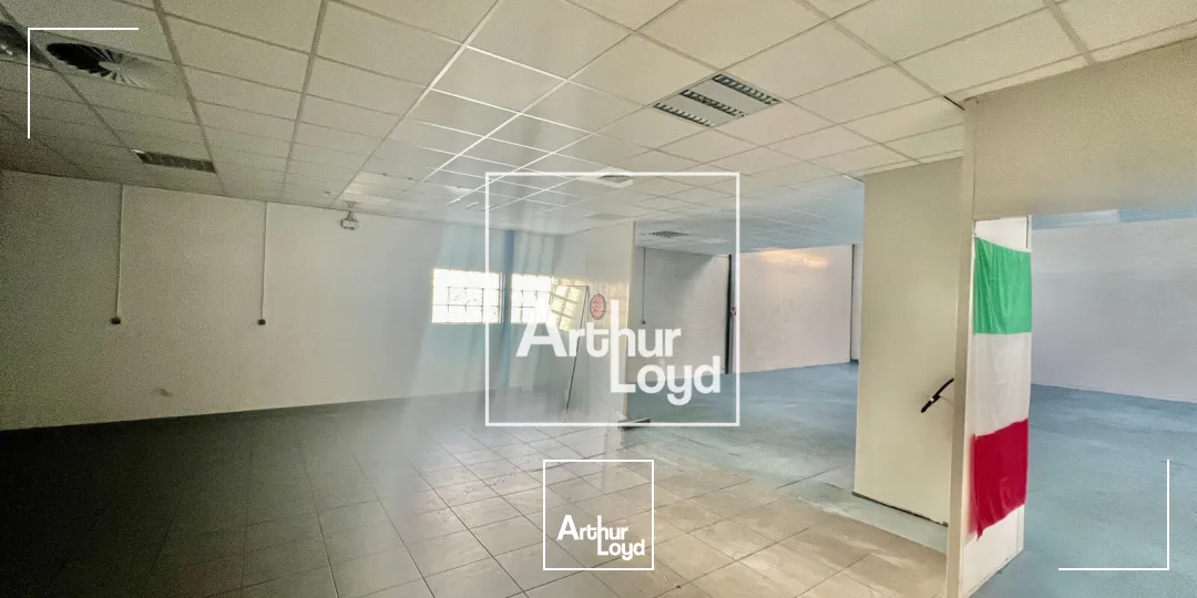 Local d'activité avec showroom climatisé et bureaux - Environnement professionnel et accès poids-lourds