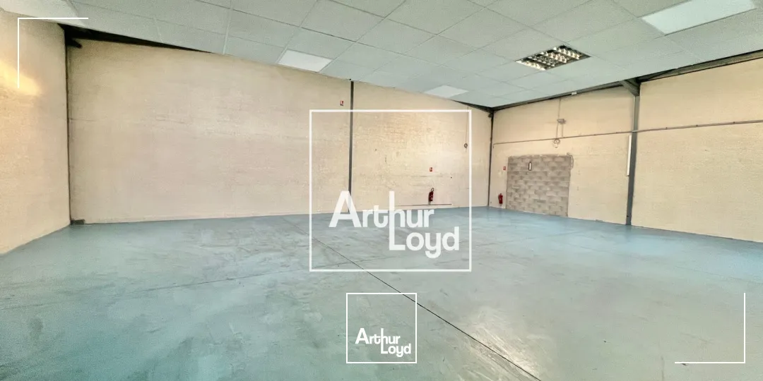 Local d'activité avec showroom climatisé et bureaux - Environnement professionnel et accès poids-lourds
