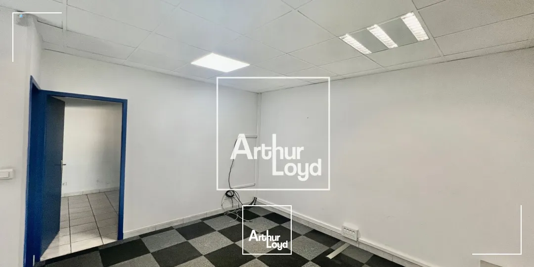 Local d'activité avec showroom climatisé et bureaux - Environnement professionnel et accès poids-lourds