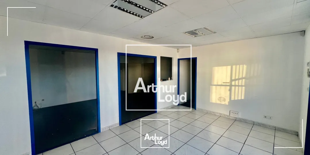 Local d'activité avec showroom climatisé et bureaux - Environnement professionnel et accès poids-lourds