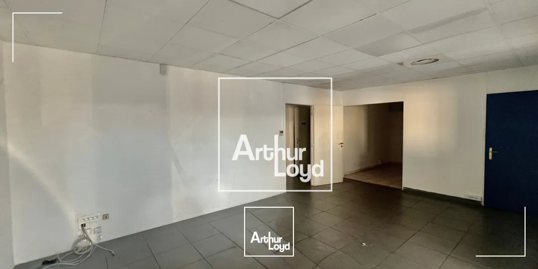 Local d'activité avec showroom climatisé et bureaux - Environnement professionnel et accès poids-lourds