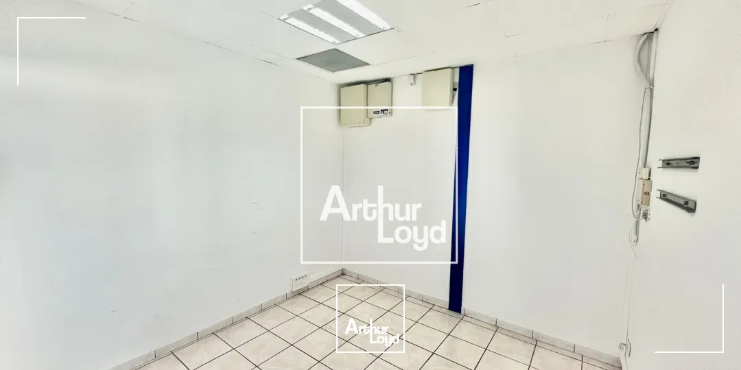 Local d'activité avec showroom climatisé et bureaux - Environnement professionnel et accès poids-lourds