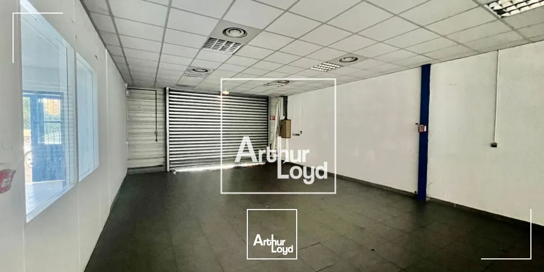 Local d'activité avec showroom climatisé et bureaux - Environnement professionnel et accès poids-lourds