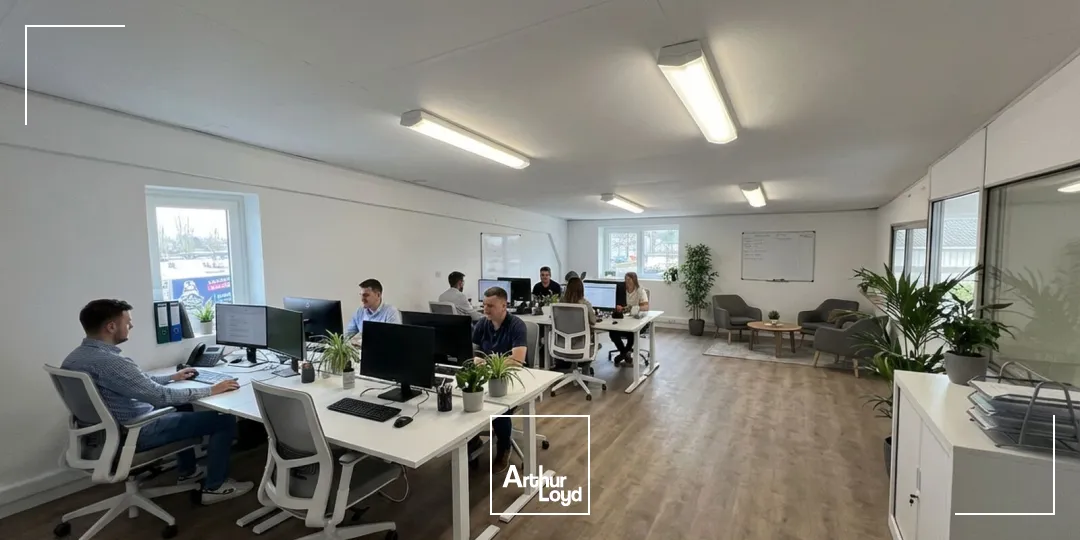 Local d'activités rénové de 1 519m2 à Saint Jean de Braye dans la ZAC Archimède, à louer