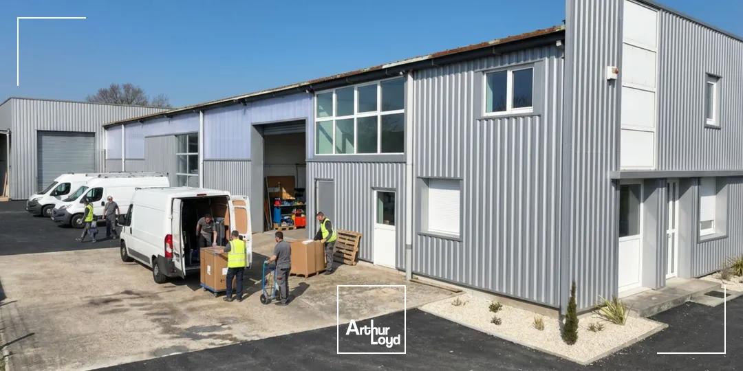 Local d'activités rénové de 1 519m2 à Saint Jean de Braye dans la ZAC Archimède, à louer