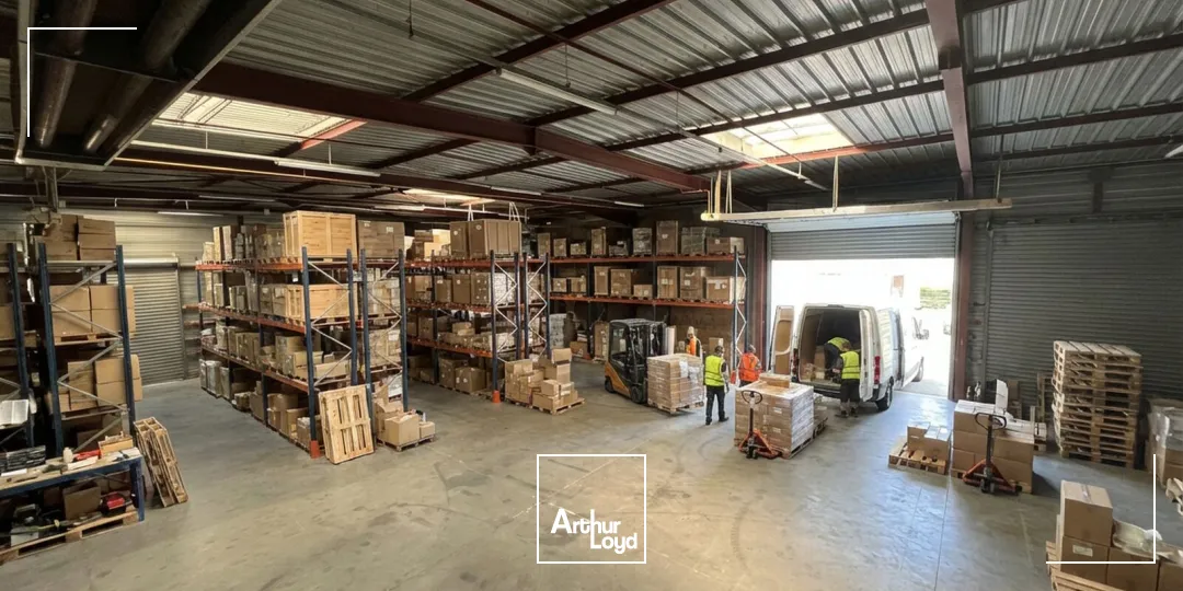 Local d'activités rénové de 1 519m2 à Saint Jean de Braye dans la ZAC Archimède, à louer