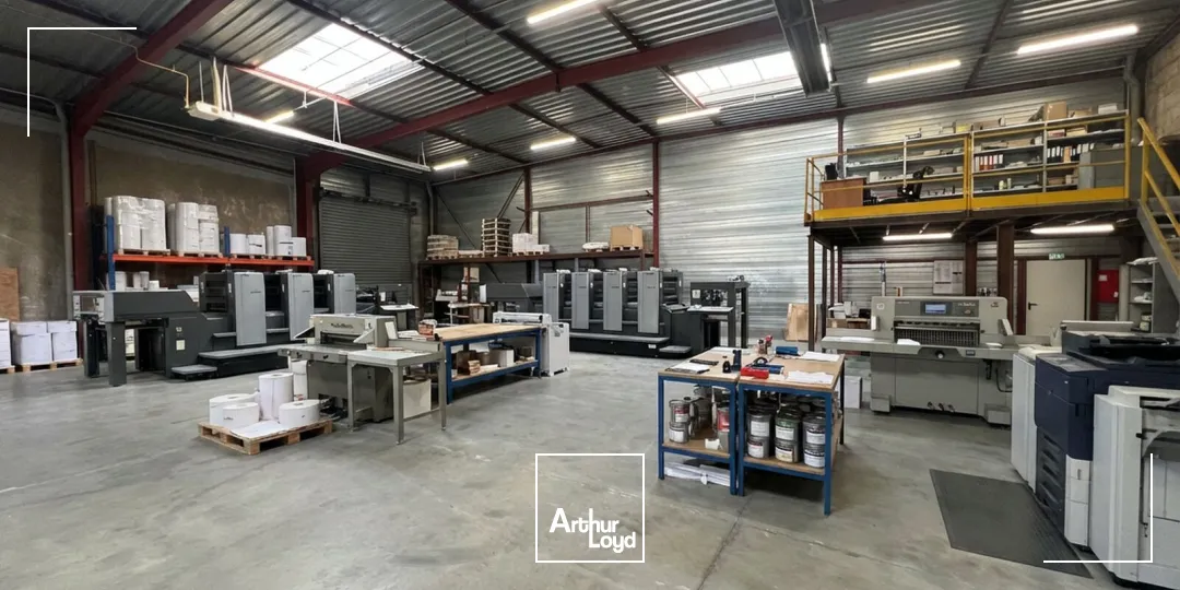 Local d'activités rénové de 1 519m2 à Saint Jean de Braye dans la ZAC Archimède, à louer