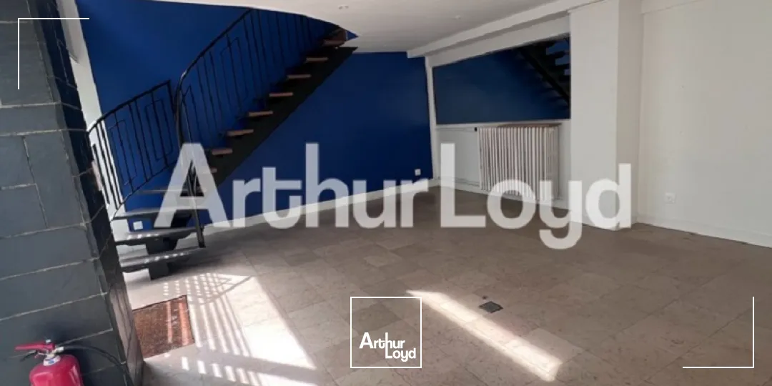 Local commercial / Bureaux - 100 m² environ -Immeuble ancien avec vitrines