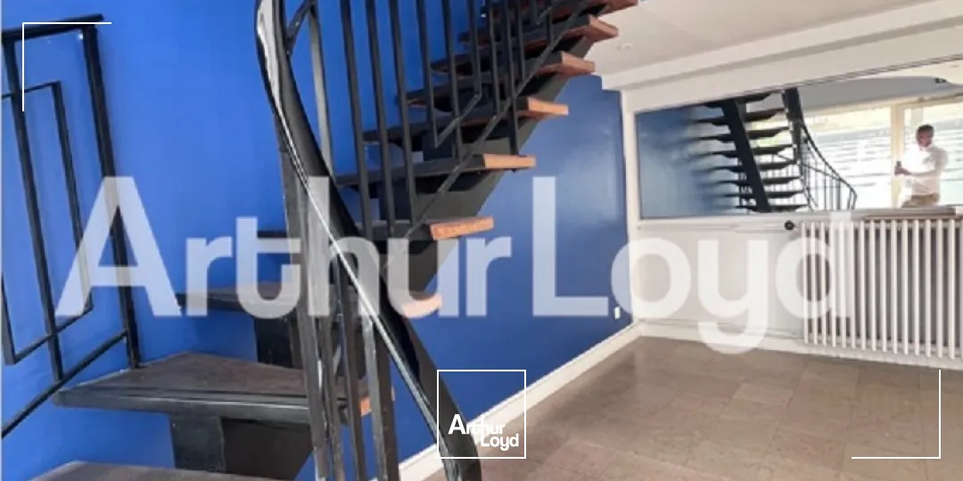 Local commercial / Bureaux - 100 m² environ -Immeuble ancien avec vitrines