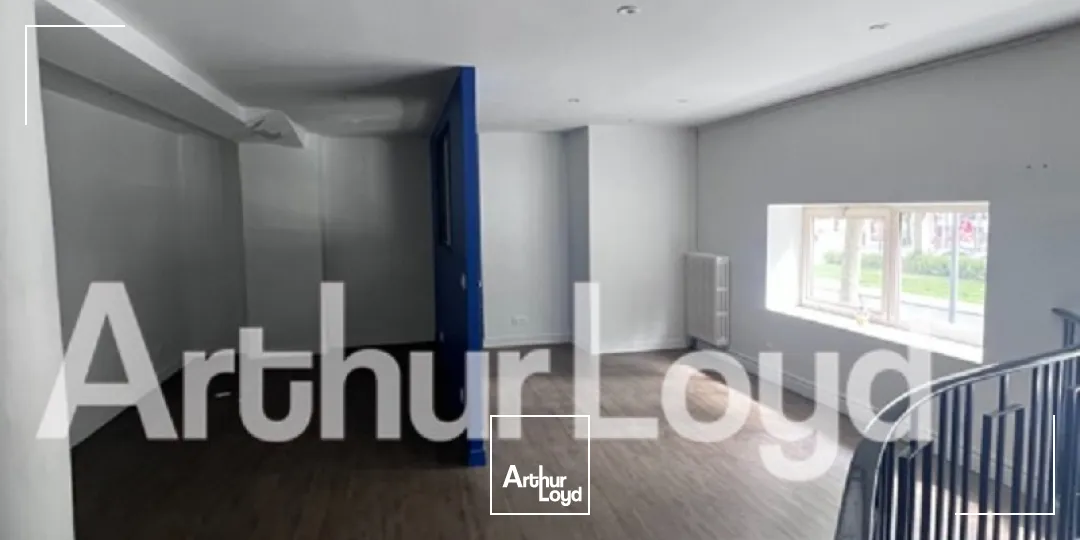 Local commercial / Bureaux - 100 m² environ -Immeuble ancien avec vitrines