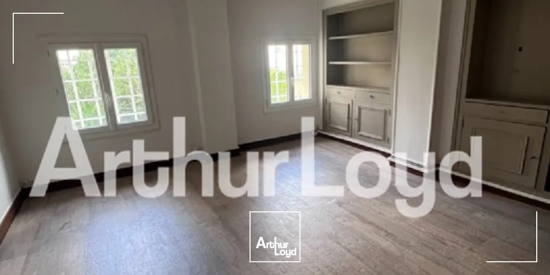 Local commercial / Bureaux - 100 m² environ -Immeuble ancien avec vitrines