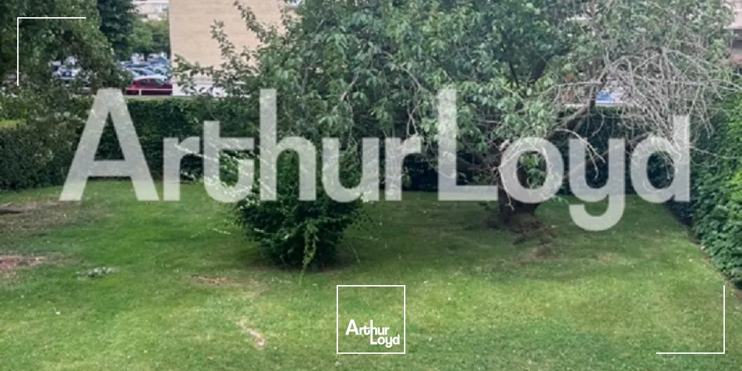 Local commercial / Bureaux - 100 m² environ -Immeuble ancien avec vitrines