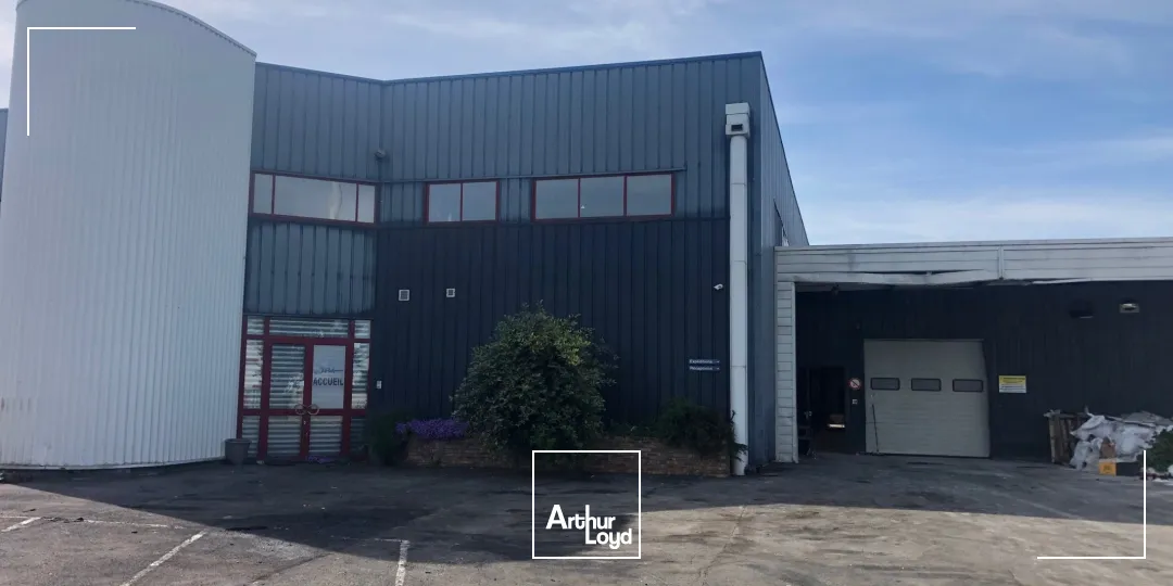Entrepôt indépendant rénové en location - 2479 m² + stockage extérieur - Goussainville / secteur Roissy CDG