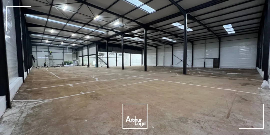 Entrepôt indépendant rénové en location - 2479 m² + stockage extérieur - Goussainville / secteur Roissy CDG