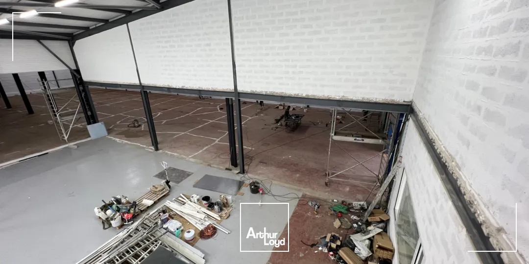 Entrepôt indépendant rénové en location - 2479 m² + stockage extérieur - Goussainville / secteur Roissy CDG