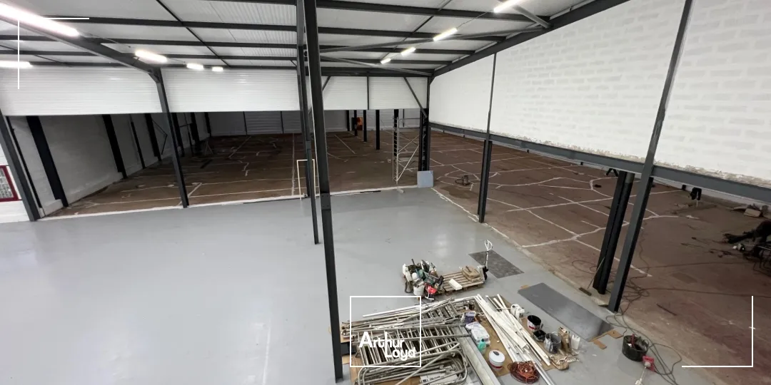 Entrepôt indépendant rénové en location - 2479 m² + stockage extérieur - Goussainville / secteur Roissy CDG