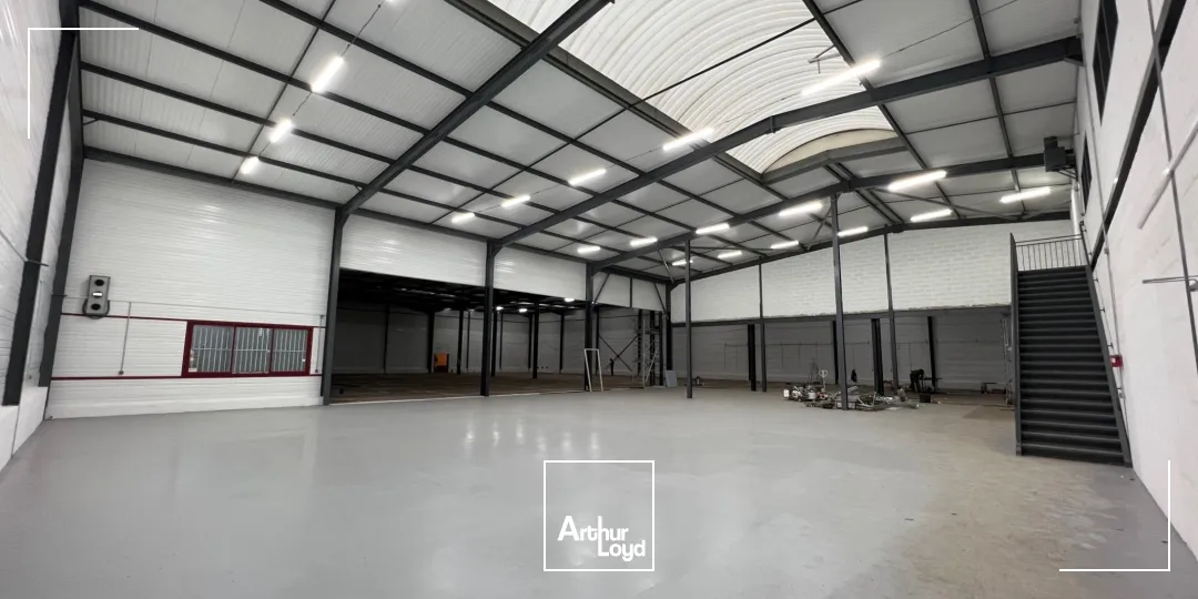 Entrepôt indépendant rénové en location - 2479 m² + stockage extérieur - Goussainville / secteur Roissy CDG