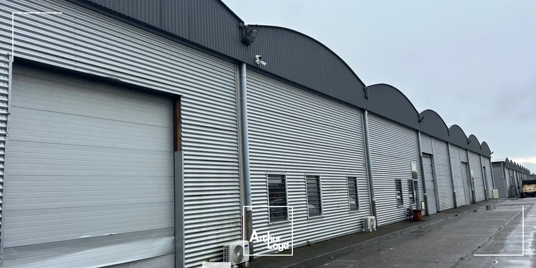 A louer - Locaux d'activités divisibles à partir de 510 m² dans un parc d'activités avec bureaux aménagés - Saint Priest 