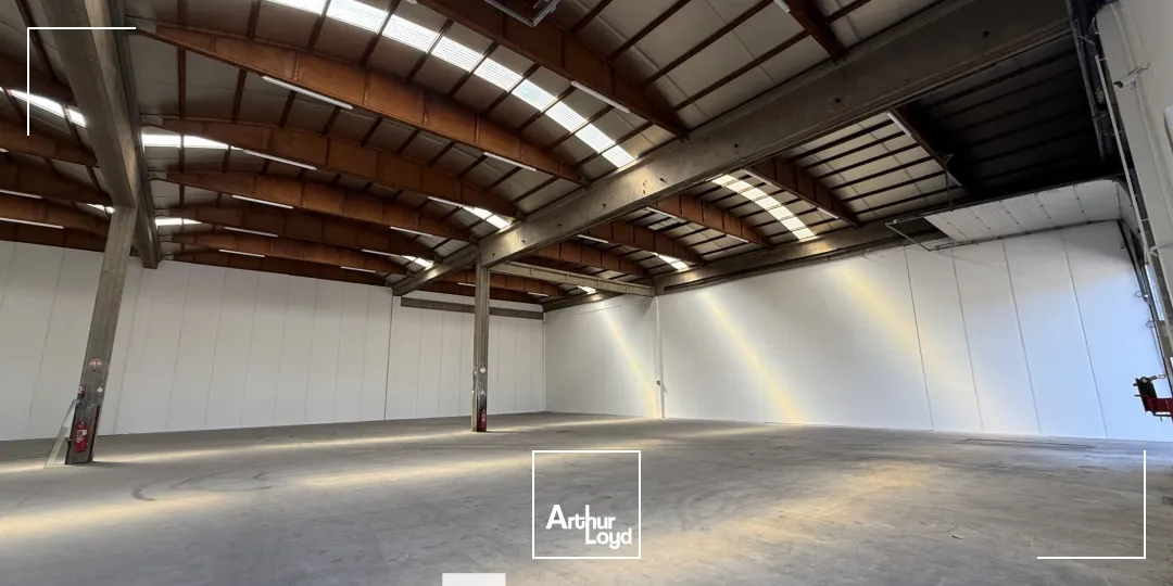 A louer - Locaux d'activités divisibles à partir de 510 m² dans un parc d'activités avec bureaux aménagés - Saint Priest 