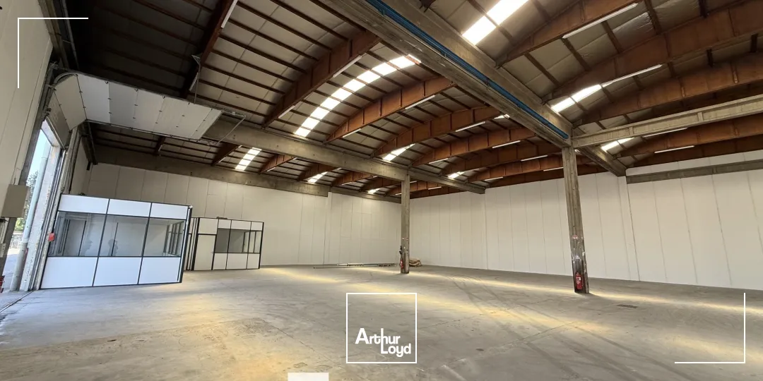 A louer - Locaux d'activités divisibles à partir de 510 m² dans un parc d'activités avec bureaux aménagés - Saint Priest 