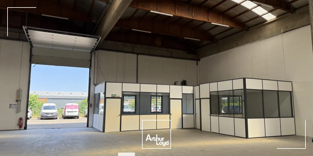 A louer - Locaux d'activités divisibles à partir de 510 m² dans un parc d'activités avec bureaux aménagés - Saint Priest 