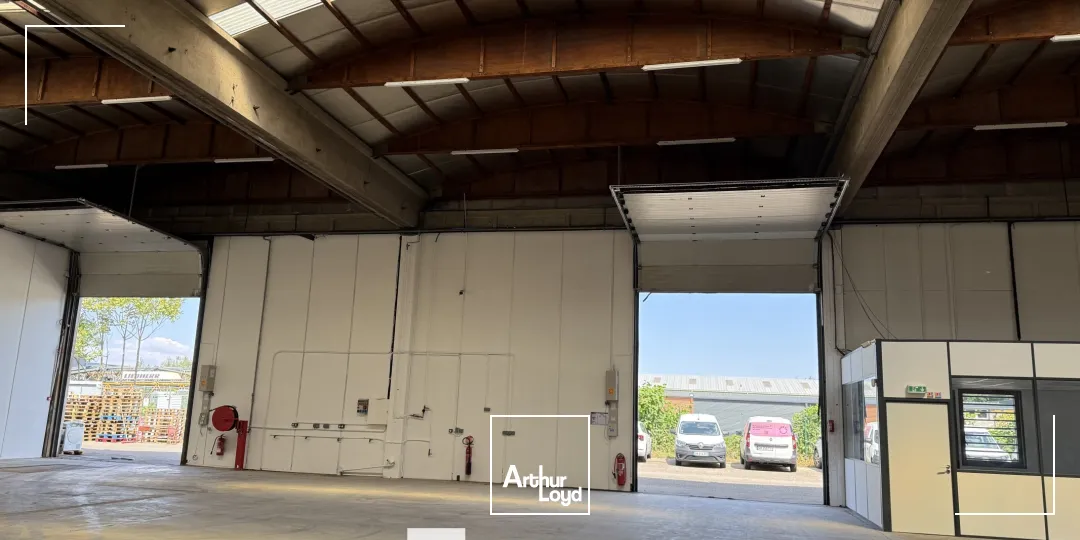 A louer - Locaux d'activités divisibles à partir de 510 m² dans un parc d'activités avec bureaux aménagés - Saint Priest 
