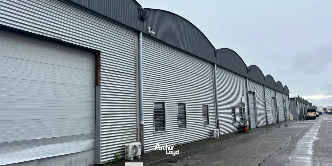 A louer - Locaux d'activités divisibles à partir de 510 m² dans un parc d'activités avec bureaux aménagés - Saint Priest 