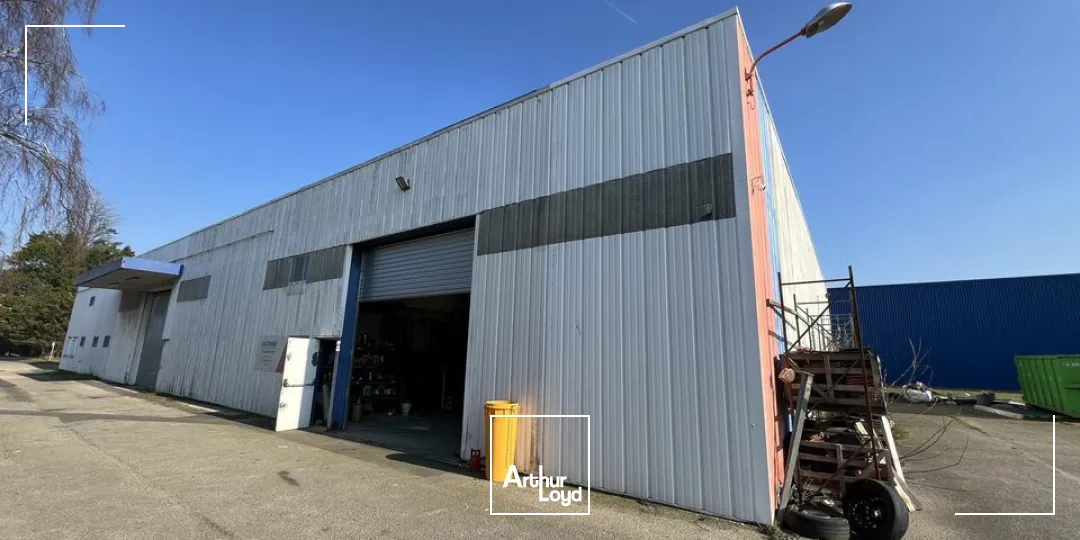 A LOUER - LOCAUX D'ACTIVITÉS D'ENVIRON 325 m2 + Terrain d'environ 1 500 m2 