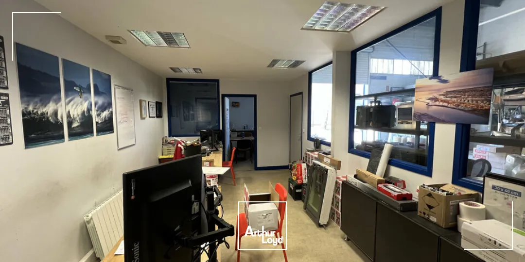 A LOUER - LOCAUX D'ACTIVITÉS D'ENVIRON 325 m2 + Terrain d'environ 1 500 m2 