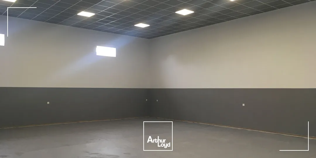 Local d'Activité avec un bureau A VENDRE - COUZEIX