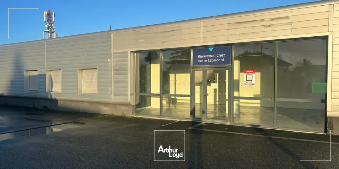 A LOUER - LOCAL COMMERCIAL 140 M²  EMPLACEMENT PREMIUM  AXE TRÈS PASSANT
