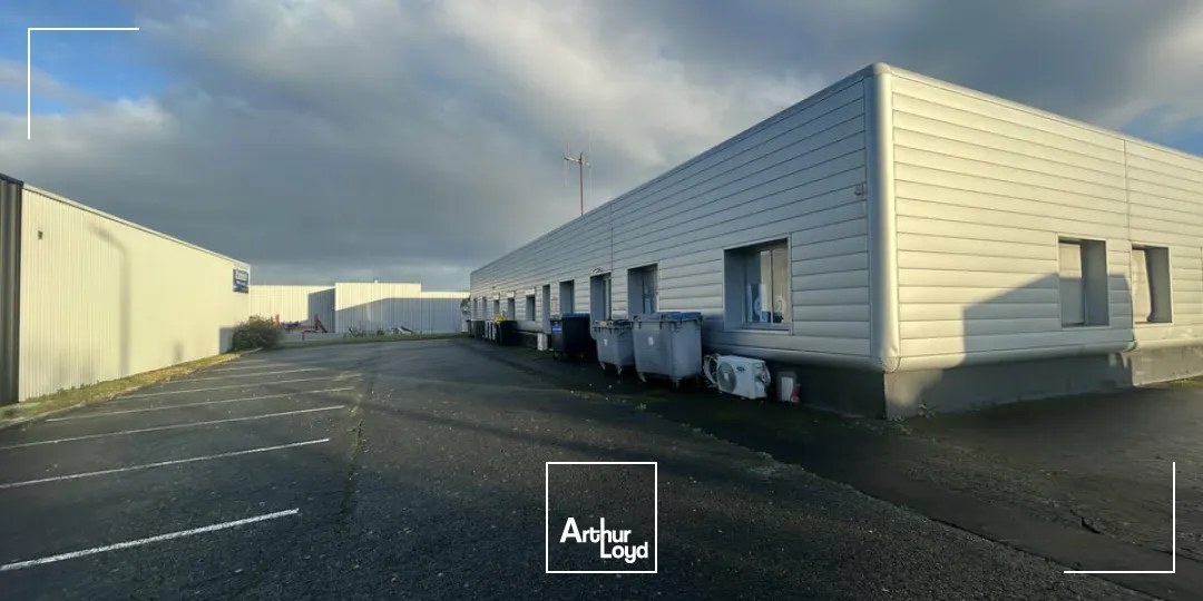 A LOUER - LOCAL COMMERCIAL 140 M²  EMPLACEMENT PREMIUM  AXE TRÈS PASSANT