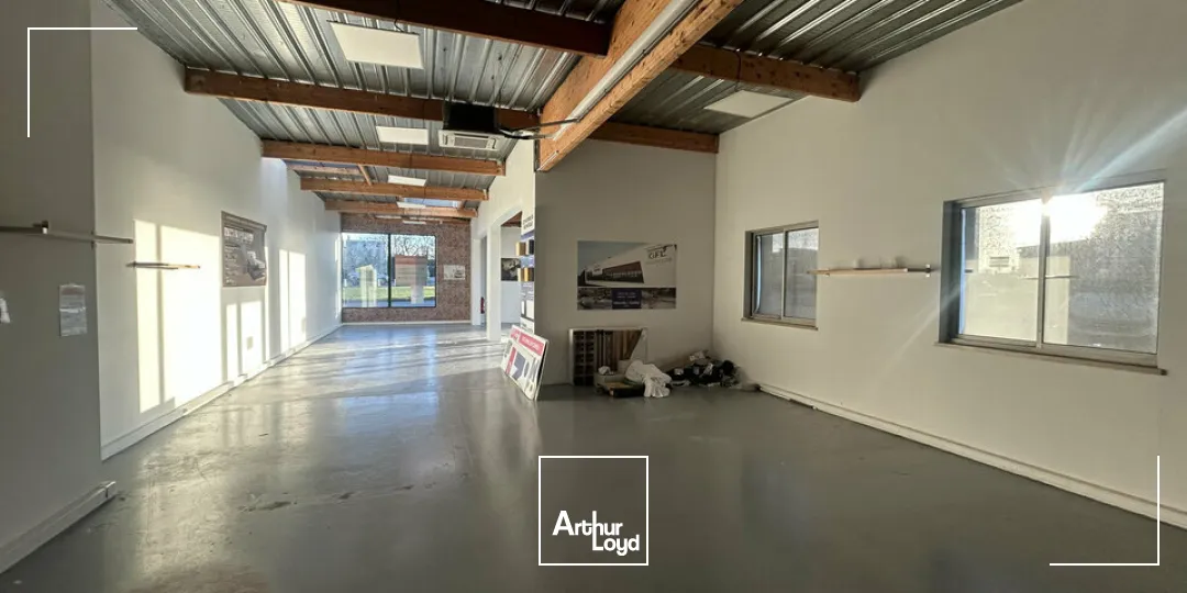 A LOUER - LOCAL COMMERCIAL 140 M²  EMPLACEMENT PREMIUM  AXE TRÈS PASSANT