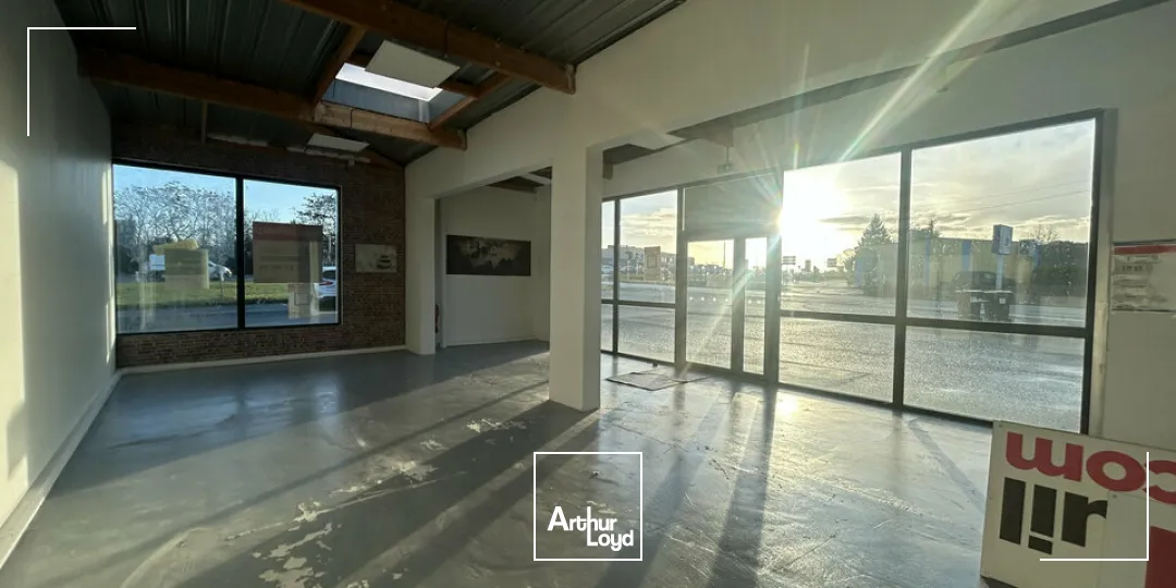 A LOUER - LOCAL COMMERCIAL 140 M²  EMPLACEMENT PREMIUM  AXE TRÈS PASSANT