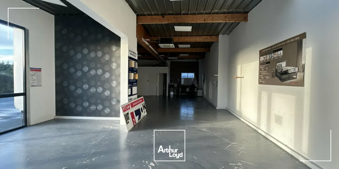 A LOUER - LOCAL COMMERCIAL 140 M²  EMPLACEMENT PREMIUM  AXE TRÈS PASSANT