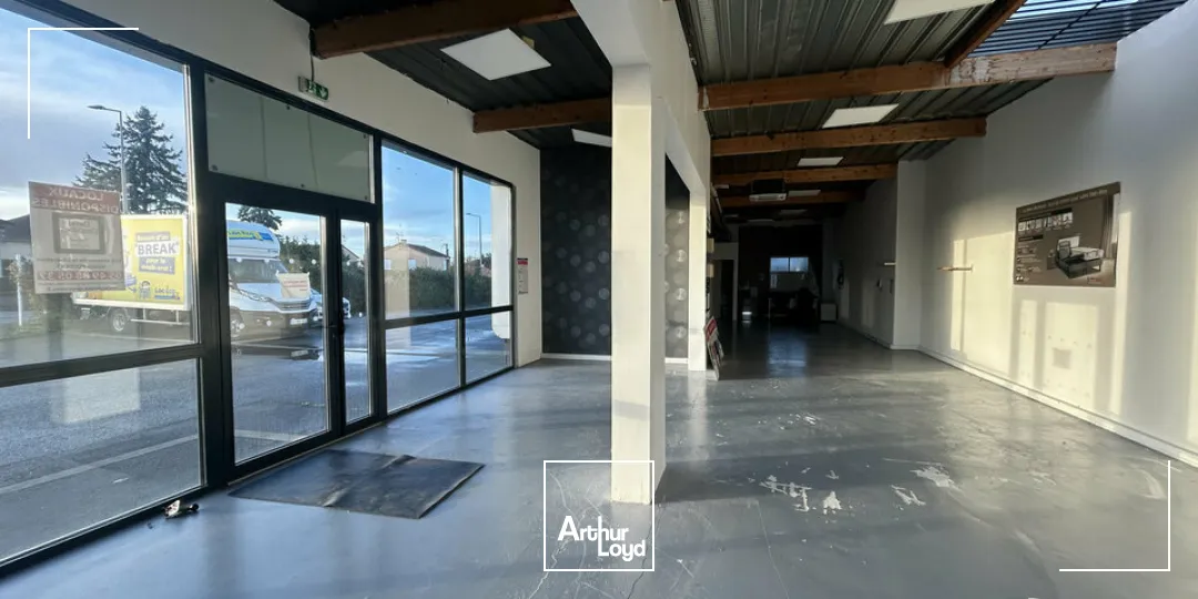 A LOUER - LOCAL COMMERCIAL 140 M²  EMPLACEMENT PREMIUM  AXE TRÈS PASSANT