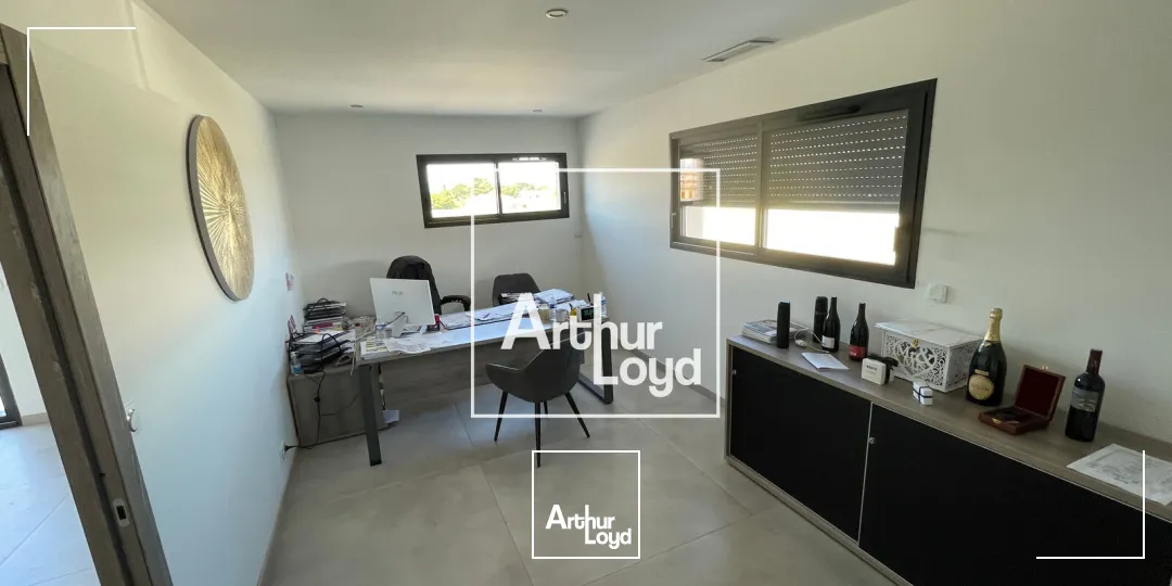 Immeuble indépendant à vocation tertiaire de 347 m2 à la Location