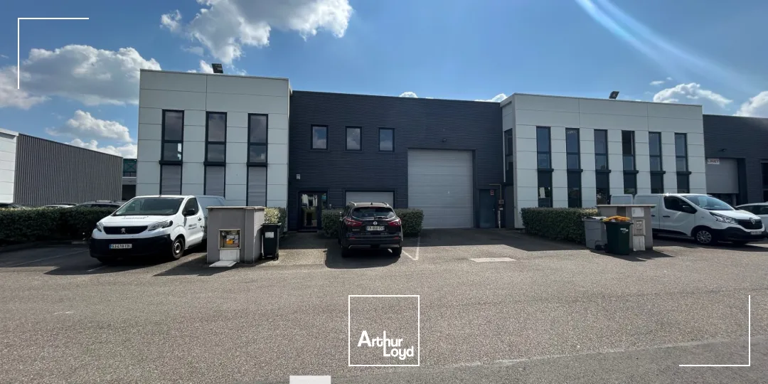 A vendre - un local d'activités avec bureaux aménagés et deux portes sectionnelles électriques de 4 mètres sur 4,5 mètres - Vénissieux