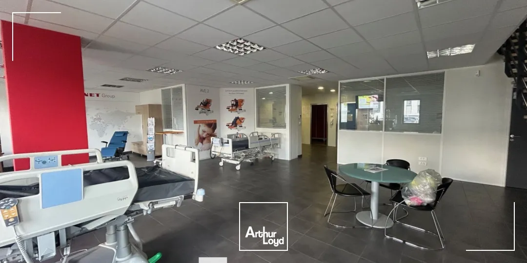 A vendre - un local d'activités avec bureaux aménagés et deux portes sectionnelles électriques de 4 mètres sur 4,5 mètres - Vénissieux