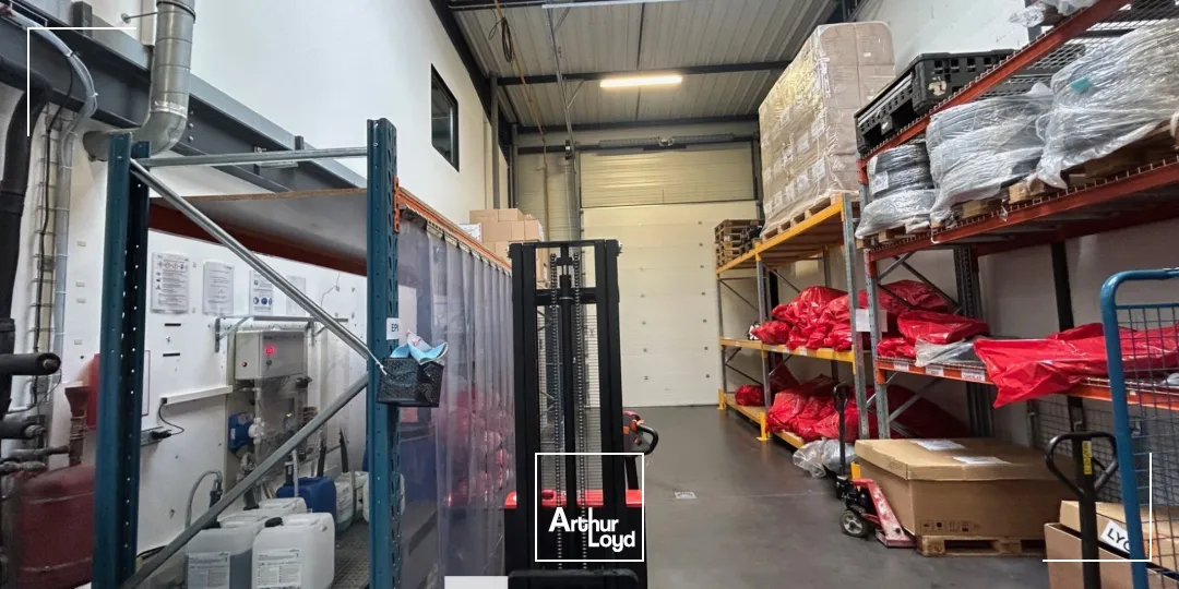 A vendre - un local d'activités avec bureaux aménagés et deux portes sectionnelles électriques de 4 mètres sur 4,5 mètres - Vénissieux