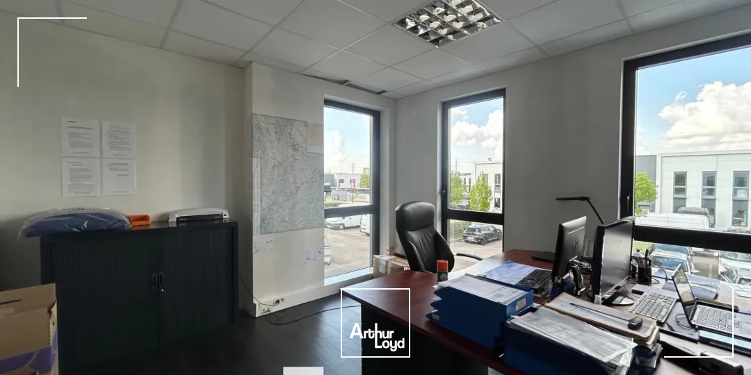 A vendre - un local d'activités avec bureaux aménagés et deux portes sectionnelles électriques de 4 mètres sur 4,5 mètres - Vénissieux